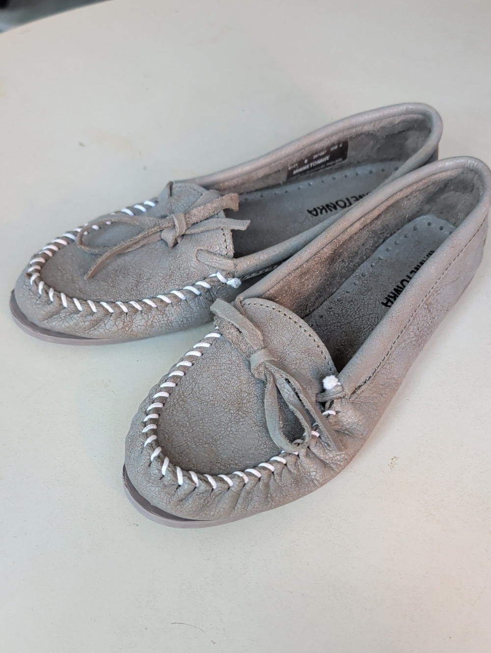 Minnetonka Light Gray Suede Moccasins w/Bow Sz 8 Comfy Vacation Lightweight